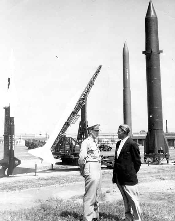 Toftoy_and_von_Braun_talking